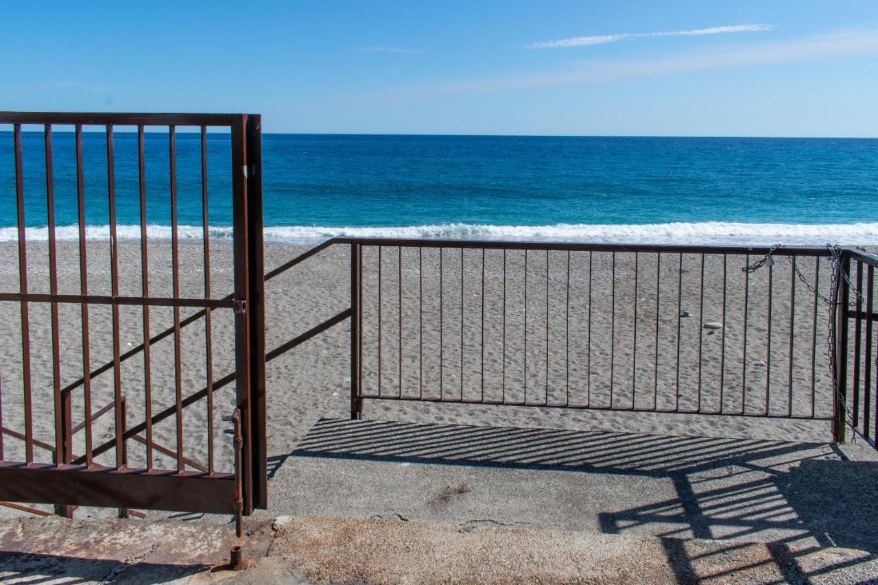 Beach House Acquamarina Летояни Екстериор снимка